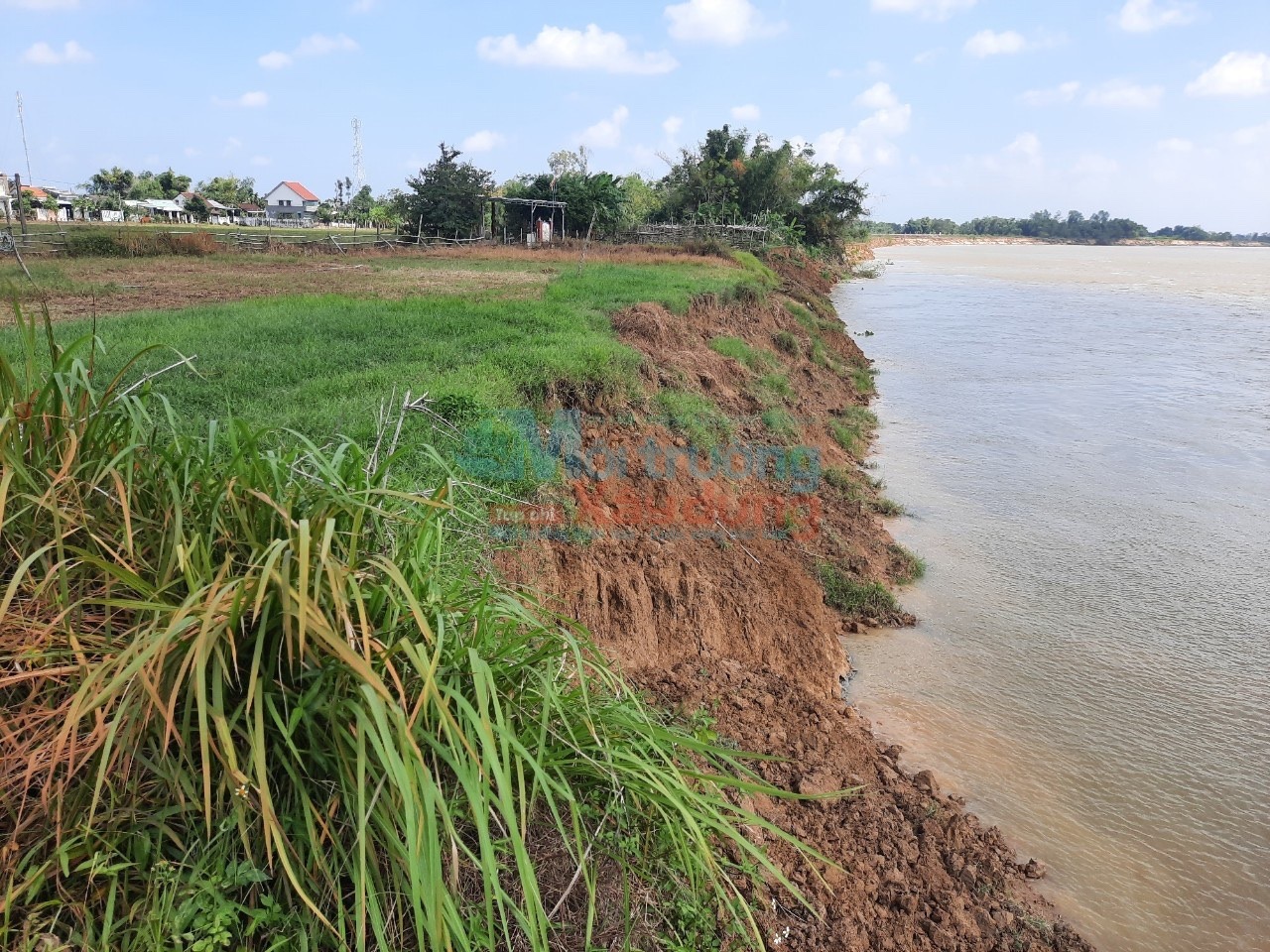 Quảng Nam: Chỉ đạo kiểm tra xe trọng tải lớn vận chuyển cát xây dựng, tự ý đập phá cổng Làng.